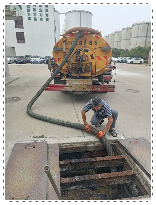 东城街道隔油池清掏