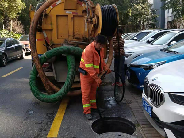 东城街道排污管道清淤